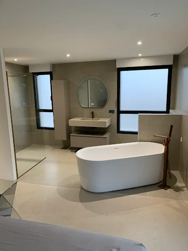 salle de bain rénovée par un plombier à six fours les plages